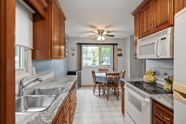 Eat in kitchen - 266 St Martin Boulevard, Winnipeg, MB R2C3X8 Photo 2