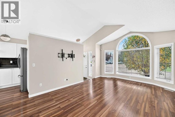 4pc Bathroom - 267 Covewood Close Ne, Calgary, AB T3K4Z7 Photo 3
