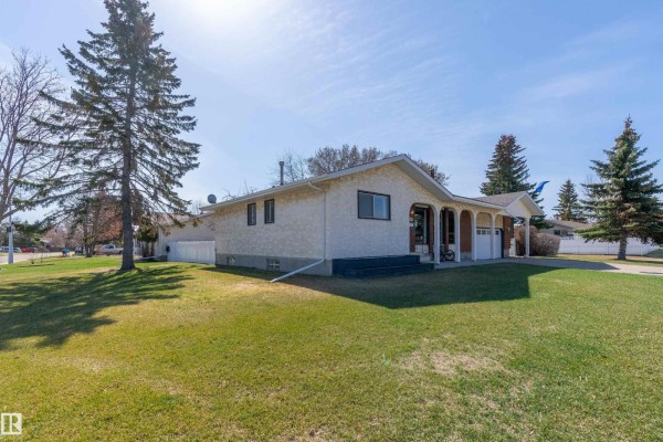 Family room - 269 Centennial Dr, Wetaskiwin, AB T9A2J8 Photo 4