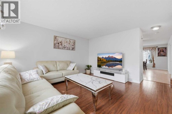 Living room - 269 Tarington Close Ne, Calgary, AB T3J3Z2 Photo 4