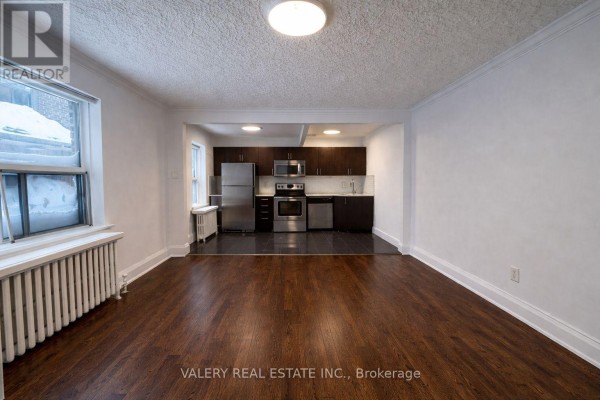 Living room - 27 - 2404 Queen Street E, Toronto, ON  Photo 3