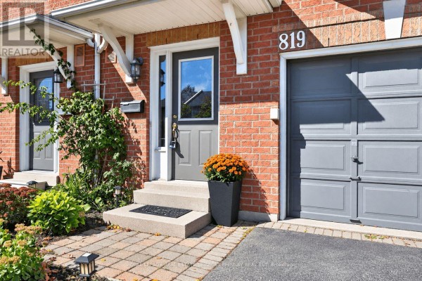 Living room - 27 - 819 Village Green Boulevard, Mississauga, ON L5E3H7 Photo 2