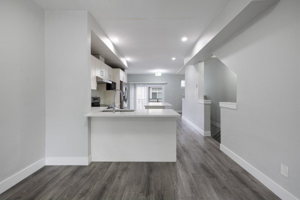 27 14660 105a Avenue, Surrey, BC V3R5X9 Photo 5