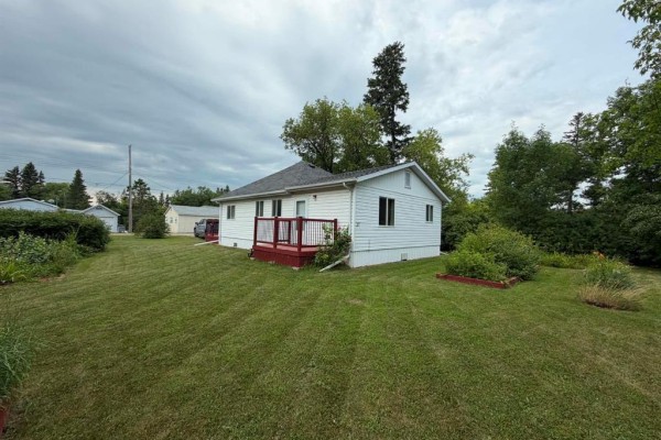 Living room - 27 1st Avenue N, Ashern, MB R0C0E0 Photo 2
