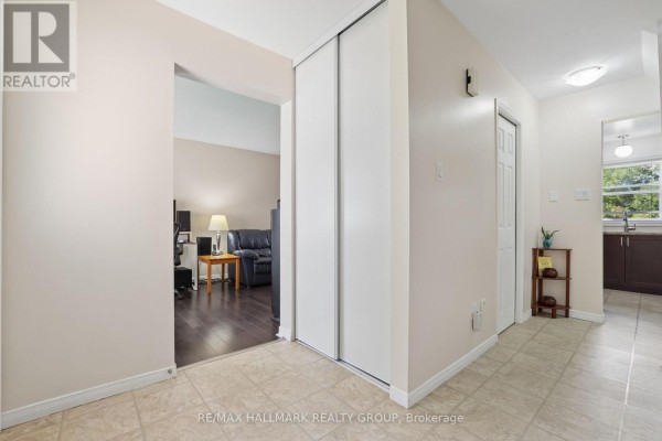 Dining room - 27 Brando Crescent, Ottawa, ON K1T2C9 Photo 2
