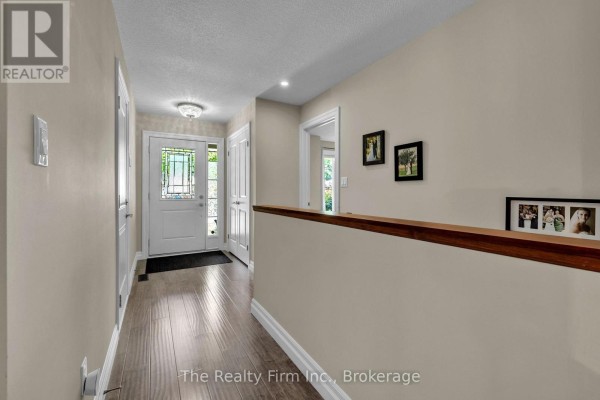 Foyer - 27 Cronyn Street, Woodstock, ON N4S3T4 Photo 4