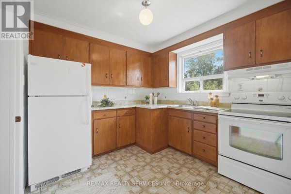 27 Edgemont Drive, Brampton, ON, photo 3