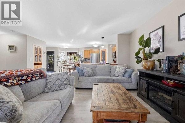 Living room - 27 Fenwood Close, Sylvan Lake, AB T4S2K4 Photo 4