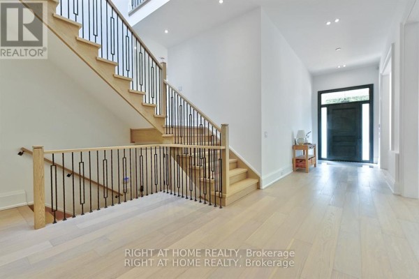 27 Hurlingham Crescent, Toronto, ON, photo 2