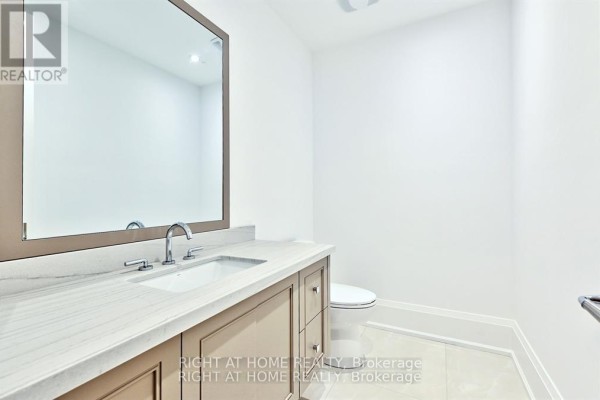 Modern bathroom with double vanity, quartz countertop and large mirror - 27 Hurlingham Crescent Toronto