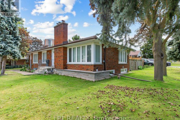 27 Kingsview Boulevard, Toronto, ON, photo 2