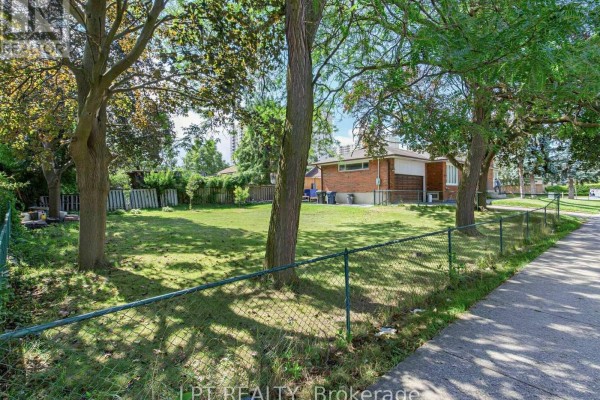 27 Kingsview Boulevard, Toronto, ON, photo 3