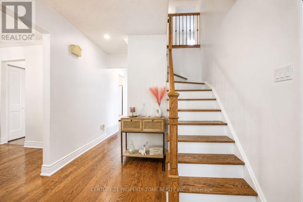 Kitchen - 27 Madrid Crescent N, Brampton, ON L6S2X5 Photo 5