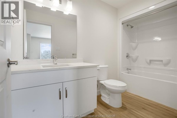 4pc Ensuite bath - 27 Magnolia Lane, Chatham, ON N7M0W7 Photo 5