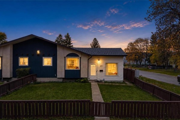 27 Manor House Court, Winnipeg