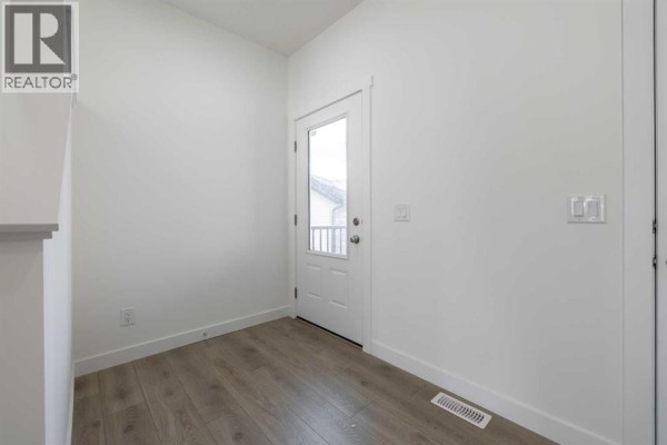 Kitchen - 27 Nova Road, Cochrane, AB T4C3R5 Photo 2