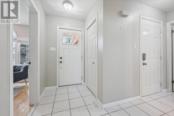 Bathroom - 27 Oakridge Crescent, Guelph, ON N1L1J3 Photo 4