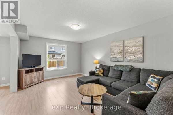 27 Robertson Drive, Stratford, ON, photo 3