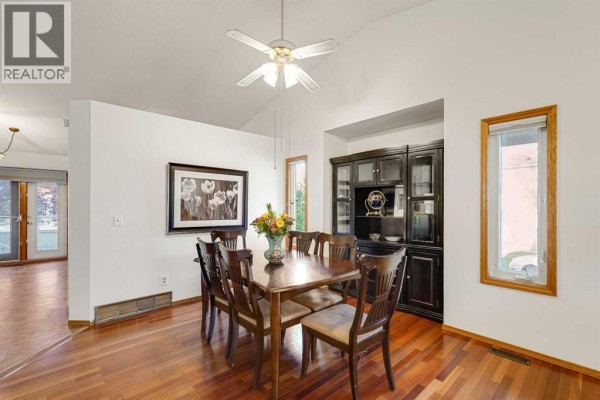 Family room - 27 Sun Harbour Road Se, Calgary, AB T2X3A6 Photo 5
