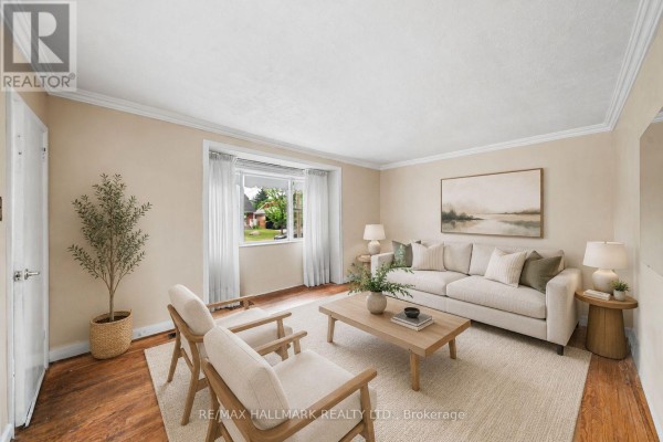 Living room - 27 Sunray Crescent, Toronto, ON M3M2C4 Photo 4