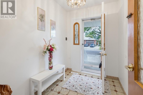27 Whitfield Avenue, Toronto, ON, photo 3