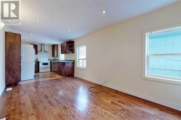Kitchen - 270 Linsmore Crescent, Toronto, ON M4J4L7 Photo 3