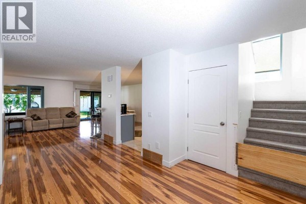 2pc Bathroom - 270 Somerside Park Sw, Calgary, AB T2Y3G5 Photo 4