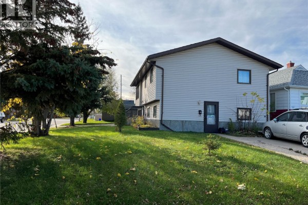 Living room - 2701 1st Avenue E, Prince Albert, SK S6V5E6 Photo 3