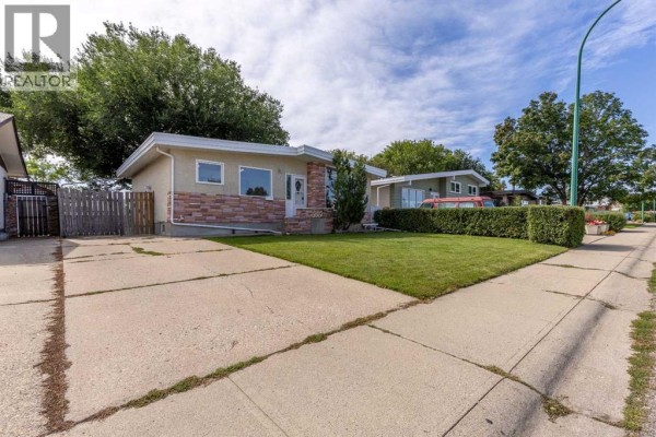 4pc Bathroom - 2702 11 Avenue N, Lethbridge, AB T1H1N4 Photo 2