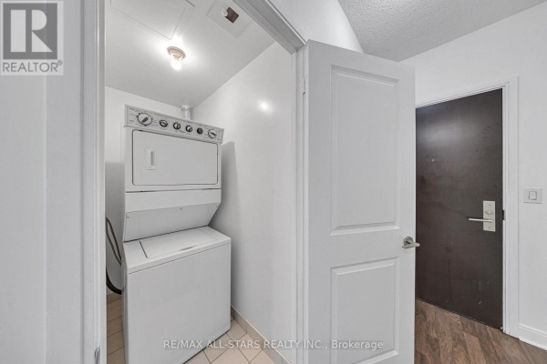 Kitchen - 2705 - 50 Absolute Avenue, Mississauga, ON L4Z0A8 Photo 3