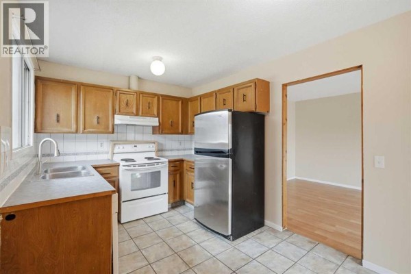 Primary Bedroom - 2706 46 Street Se, Calgary, AB T2B2N8 Photo 4