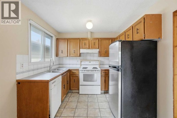 Bedroom - 2706 46 Street Se, Calgary, AB T2B2N8 Photo 5