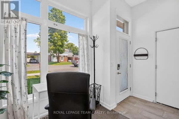 Living room - 2706 Draper Avenue, Ottawa, ON K2H0C4 Photo 4