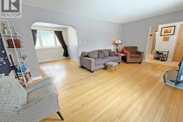 Living room - 271 14th Avenue Ne, Swift Current, SK S9H2W8 Photo 3
