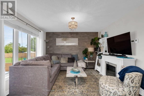 Living room - 271 Quebec Street, Clearview, ON L0M1S0 Photo 4