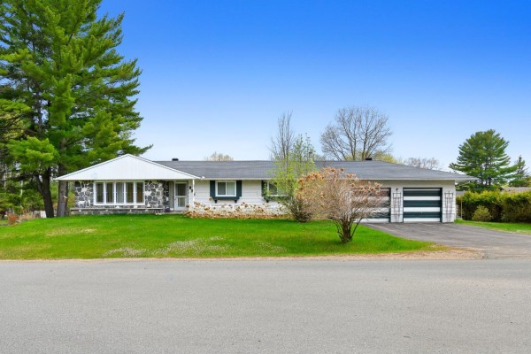 271 Rue Leguerrier O., Mansfield Et Pontefract