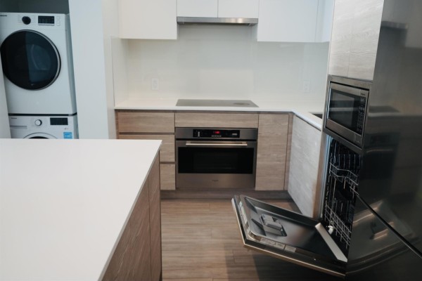 2710 13655 Fraser Highway, Surrey, BC V3T0P8 Photo 4