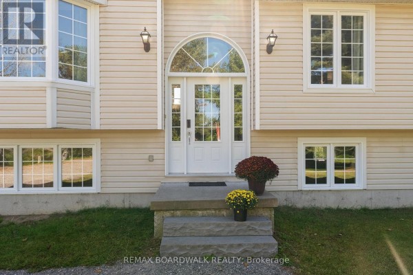 Living room - 2711 Glen Smail Road, Edwardsburgh/cardinal, ON K0E1T0 Photo 4