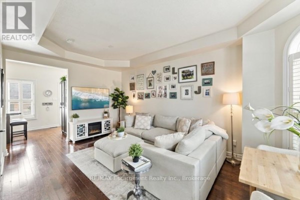 Bedroom 2 - 272 Glenashton Drive, Oakville, ON L6H6H5 Photo 4