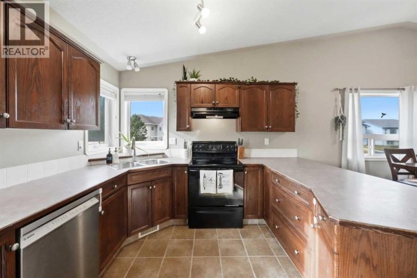 Living room - 272 Jennings Crescent, Red Deer, AB T4P4G3 Photo 3