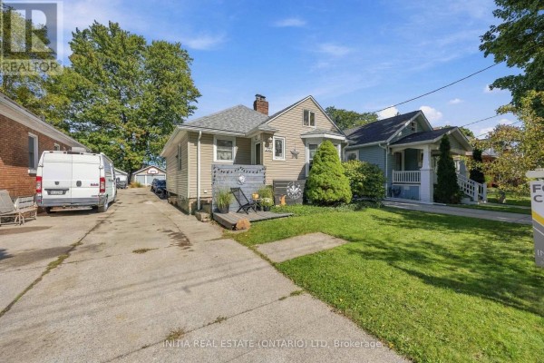 Living room - 272 Kathleen Avenue, Sarnia, ON N7T1E3 Photo 3