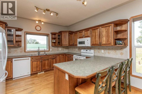 Kitchen - 27244 Highway 42, Rural Red Deer County, AB T0M1R0 Photo 4