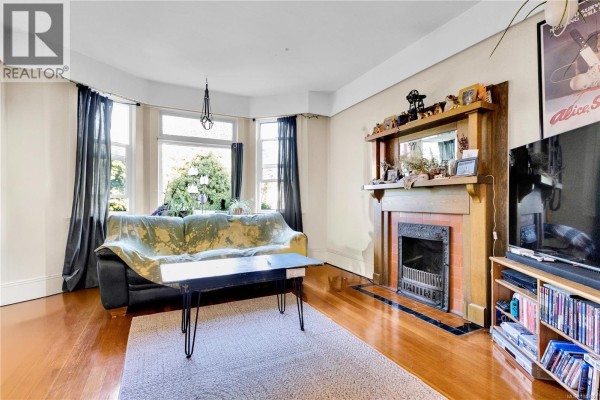 Living room - 2726 Prior St, Victoria, BC V8T3Y1 Photo 5