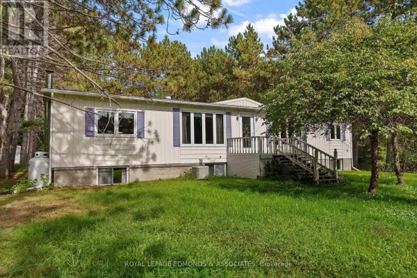 Bedroom - 2726 Round Lake Road, Killaloe, Hagarty And Richards, ON K0J2J0 Photo 3