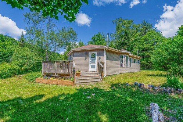 Living room - 273 Ch. De La Colonie, Val Des Monts, QC J8N4A4 Photo 4