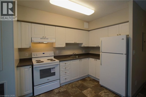 Kitchen - 274 Erb Street W Unit# 801, Waterloo, ON N2L1W2 Photo 4