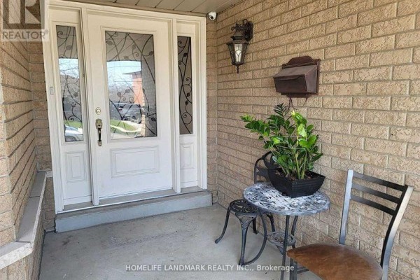 Kitchen - 274 Falstaff Avenue, Toronto, ON M6L3E6 Photo 4