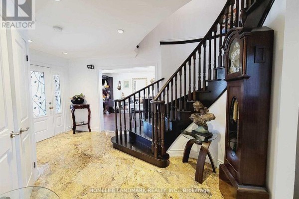 Family room - 274 Falstaff Avenue, Toronto, ON M6L3E6 Photo 5