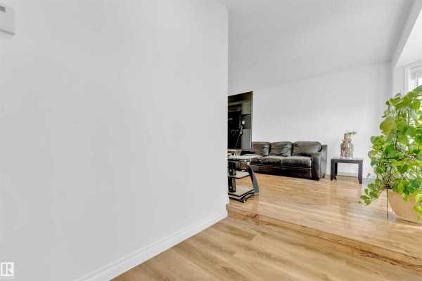 Kitchen - 274 Kirkwood Av Nw, Edmonton, AB T6L5A8 Photo 3