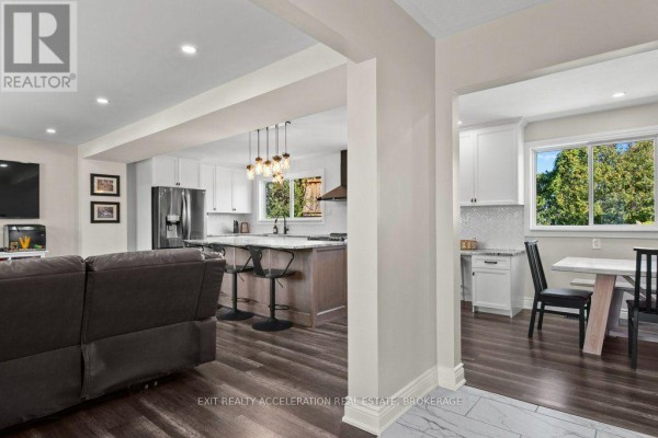 Living room - 274 Montrose Road, Quinte West, ON K8P1A9 Photo 5